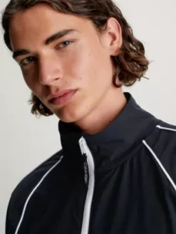 Calvin Klein Coupe-vent En Tissu Technique élastique 11 Calvin Klein Coupe-vent En Tissu Technique élastique -Calvin Klein Soldes 00GMF3O510 BAE alternate3