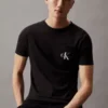 Calvin Klein T-shirt Slim à Poche Avec Monogramme -Calvin Klein Soldes J30J320936 BEH main