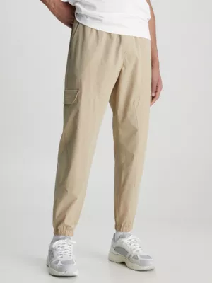 Calvin Klein Pantalon Cargo Fuselé En Nylon Recyclé 3 Calvin Klein Pantalon Cargo Fuselé En Nylon Recyclé