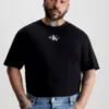 Calvin Klein T-shirt Grande Taille Avec Monogramme -Calvin Klein Soldes J30J323830 BEH main