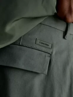 Calvin Klein Pantalon Plissé Et Fuselé En Sergé 9 Calvin Klein Pantalon Plissé Et Fuselé En Sergé -Calvin Klein Soldes K10K111490 LLP alternate2